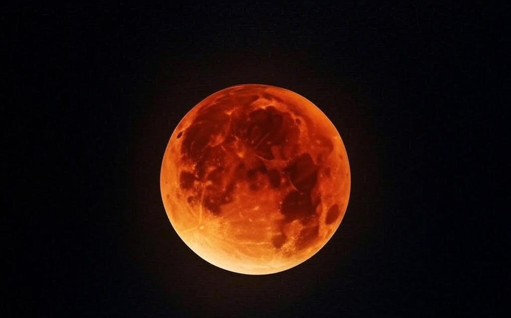 2025 Blood lunar and Harvest Glow